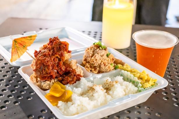 「FOODTRUCK SHINCA」のモチコチキン ランチBOX(150グラム(S)／1100円)と、「TEGAMISHA BREWERY 」のセッションIPA(320ミリリットル／800円)