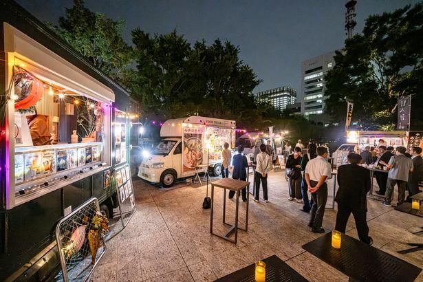『木曜日は、GARDEN NIGHT OUT』の風景。※出店するキッチンカーは日によって異なる