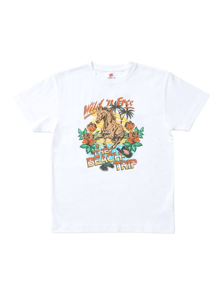 ワンポイント刺繍TシャツとデザインTシャツを組み合わせた、Hanes初の2P Pack仕様。いずれもホワイトを基調とし、普段使いしやすいベーシックさと「THE BEACH TRIP」ならではのカルチャーを共存させている。