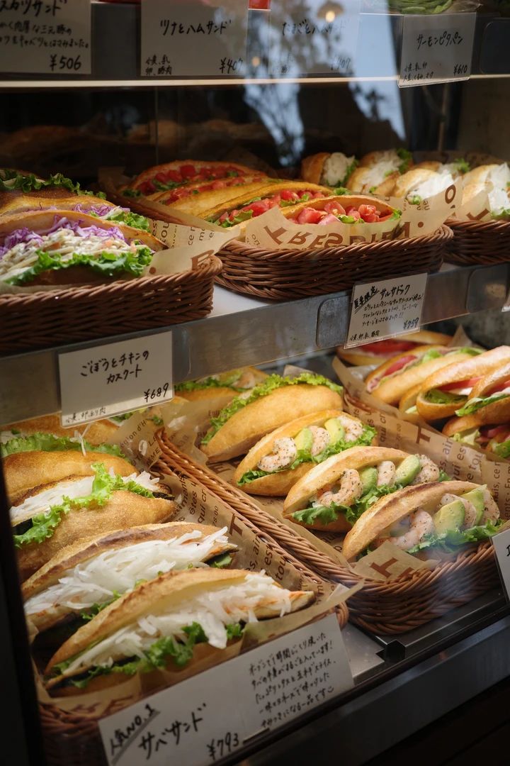 諏訪の太養パンのショーケースに並ぶサンドイッチ