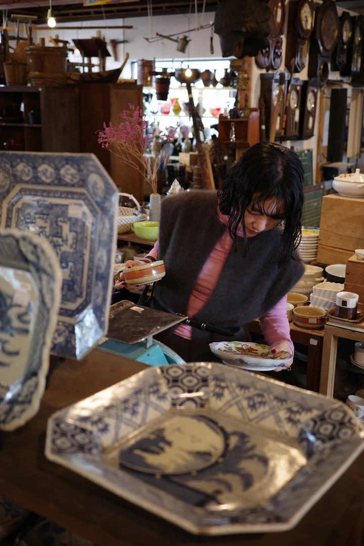 諏訪のReBuilding Center JAPANに並ぶ食器を選んでいる様子