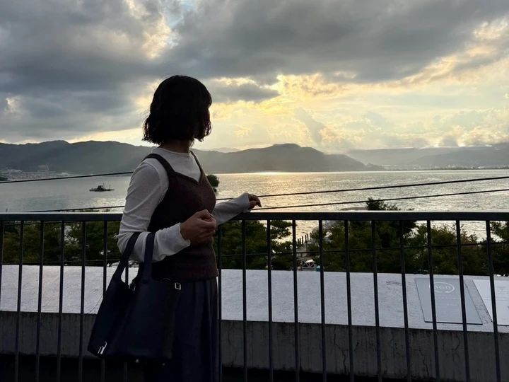諏訪湖を眺める様子