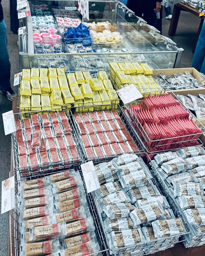 六花亭 札幌本店では、人気銘菓がバラ売りされているため、好きなものを好きなだけ買って帰れる