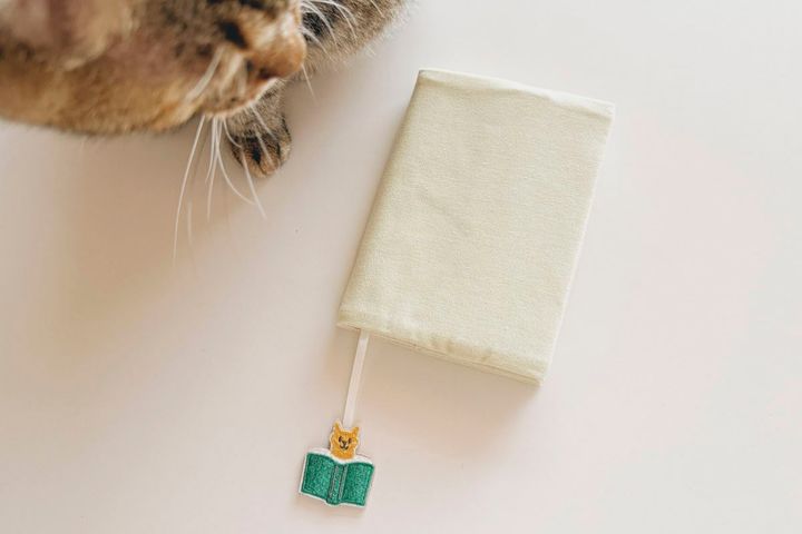新しいブックカバーが仲間入り。 栞についている、本を読むねこちゃんがかわいいんです。