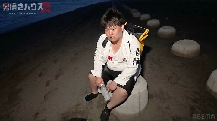 【写真・画像】遅れ始めたメンバーに異変、スタッフも「マジで大丈夫…？」 “タイヤを引いて砂浜55kmを踏破”の超過酷ミッション 2枚目
