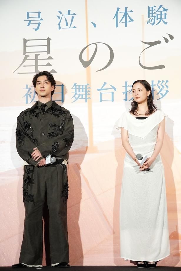 【写真を見る】広瀬すず、純白のロングドレスで登場！