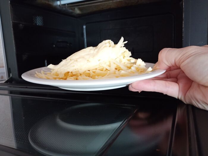 カチカチに固まった「シュレッドチーズ」を一発でほぐす裏ワザ。覚えておくと超便利♪