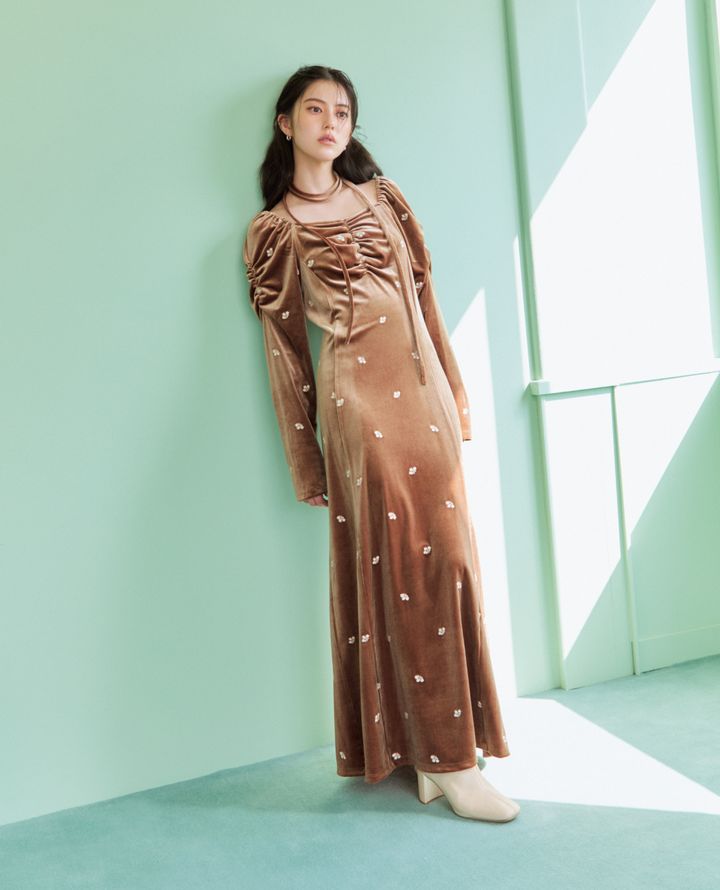 花柄刺繍ベロアワンピースを纏い壁によりかかる全身の中野恵那