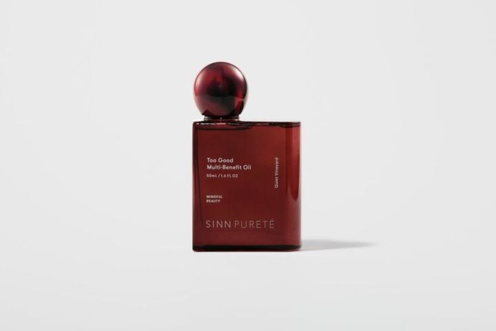 赤茶色の角型ボトルに丸いキャップを付けた、トゥーグッド マルチベネフィットオイル Quiet Vineyard