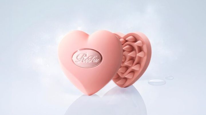 水滴を背景に置かれた、ハート形のスカルプブラシ『ReFa HEART SCALP 2』