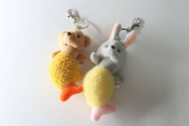 エビフライうさぎとエビフライくまのキーホルダーが並んでいる