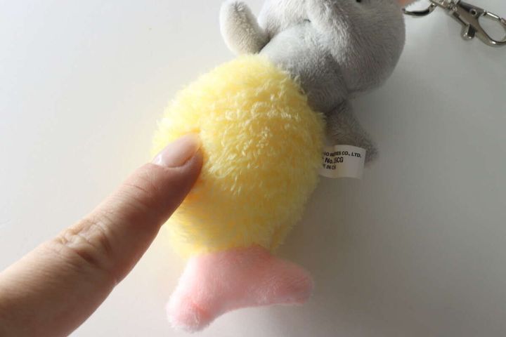 指でエビフライ部分のボア素材の質感を確認している様子
