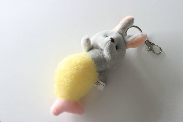 白い背景に置かれたエビフライうさぎのキーホルダー