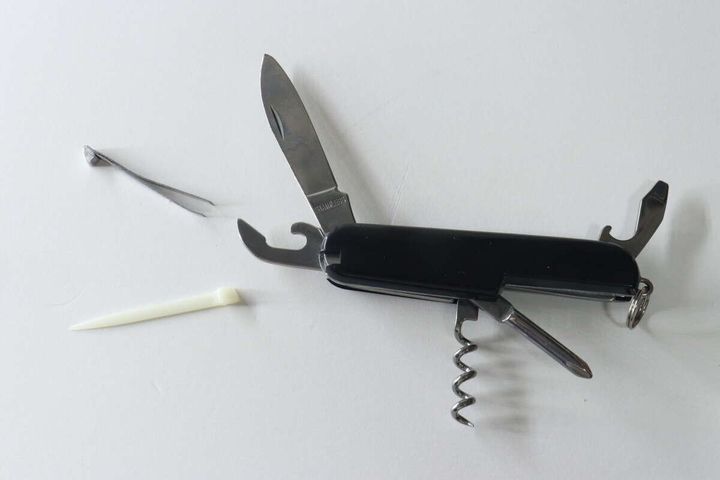 ナイフ、缶切り、栓抜き、コルク抜きなどを展開したマルチツールとピンセット、ピック