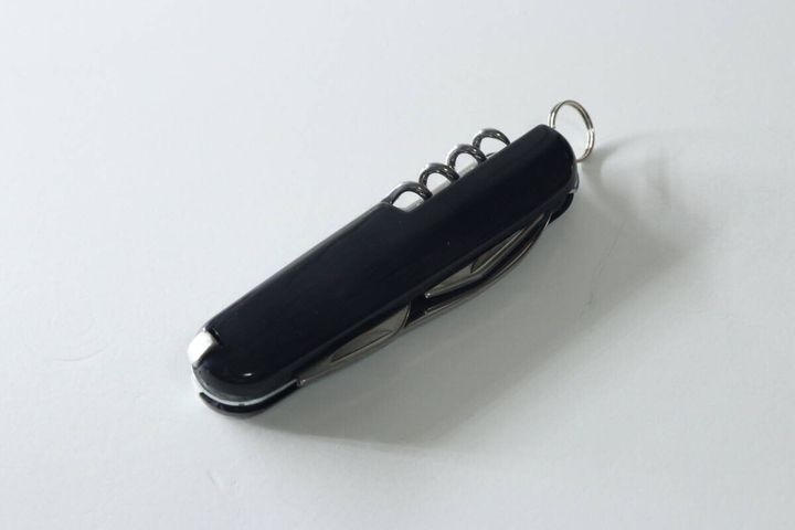 白い背景に置かれた黒い8wayマルチツール