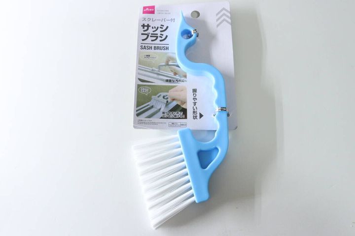 スクレーパー付きサッシブラシのパッケージ。青いブラシが特徴