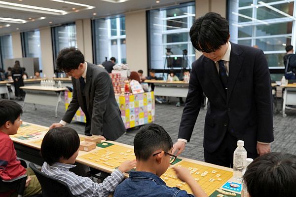 藤井聡太竜王ほか棋士4名が参加！「藤井聡太さんに挑戦！ ペコちゃんこども将棋塾」