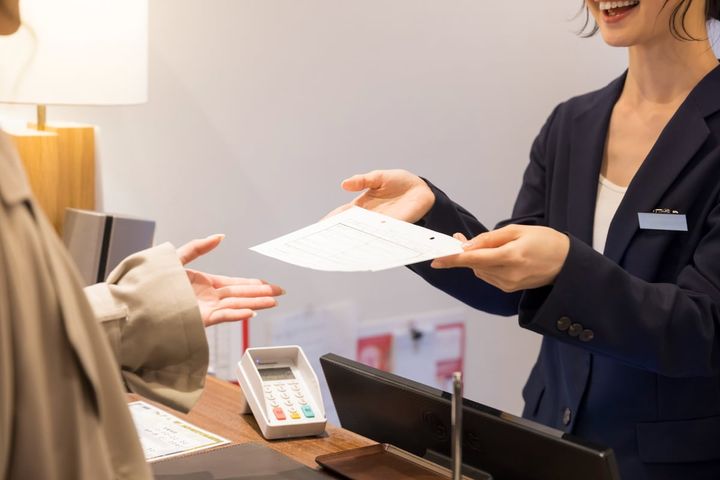 予定のチェックイン時刻よりも大幅に遅れる場合、事前に連絡しないとどうなる？（画像はイメージ）