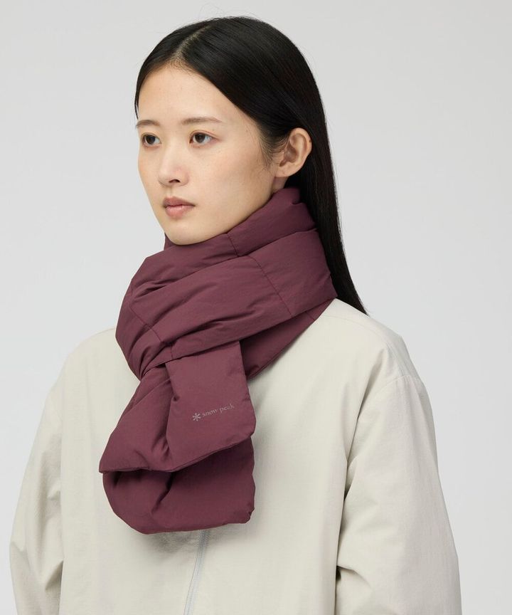 今季新たに加わった「Everyday Down Muffler」は、表側のポケットに収納できるポケッタブル仕様。