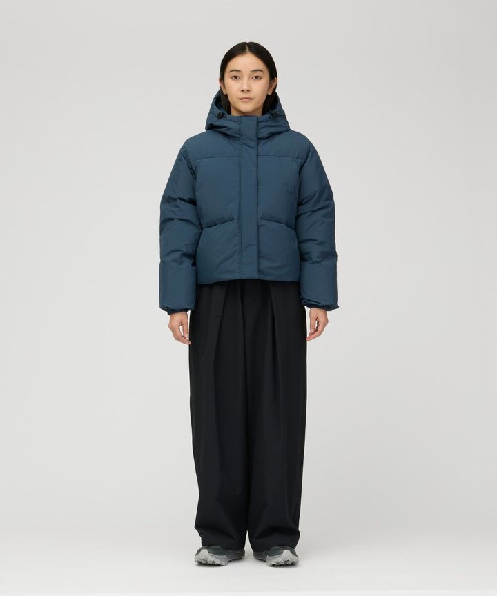女性用の「Everyday Down Jacket W's」は、丈感をコンパクトに仕上げたデザイン。厚手のミドラーも着込みやすく、裾のアジャスターで好みのシルエットへ調整できる。