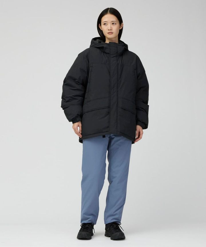 「Everyday Down Jacket」は、厚手のミドラーも着込みやすいゆとりのあるサイズ感。裾とフードはアジャスターで調整でき、前立ても風の侵入を防ぐ設計となっている。