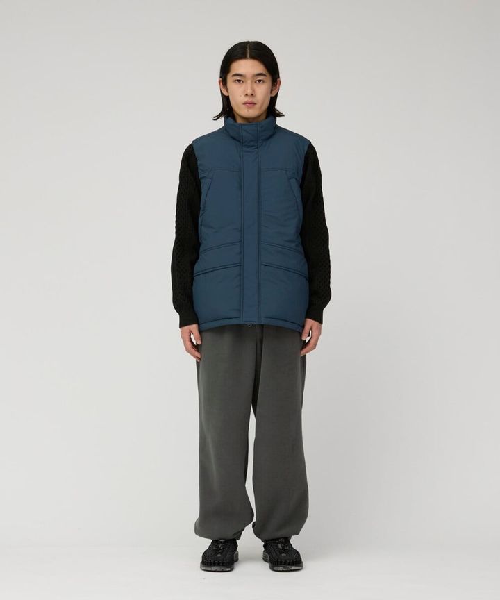 「Everyday Down Vest」も、厚手のミドラーを着込みやすいゆとりのあるシルエット。さらに上から別のアウターを重ねることもでき、気温やスタイリングに合わせたレイヤードを楽しめる。