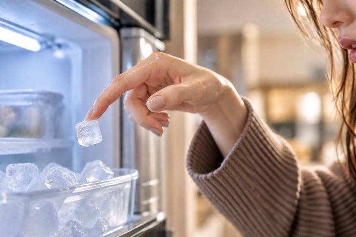 濡れた手で氷を触ると、なぜ指にくっつく？意外と知らない身近な現象