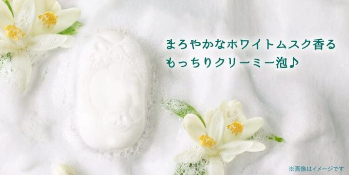 導入洗顔石鹸 誘水の白い泡と花を組み合わせたビジュアル