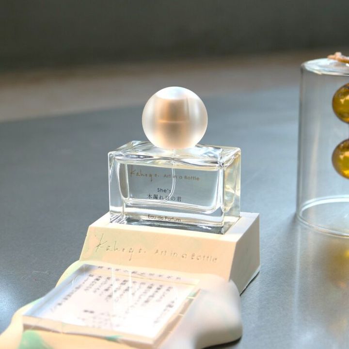箱の上に置かれたkahogo. Art in a bottle『木漏れ日の君』のボトル