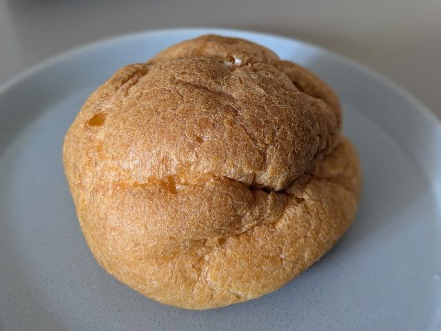 お皿にのせたクリームたっぷり！ダブルシュー