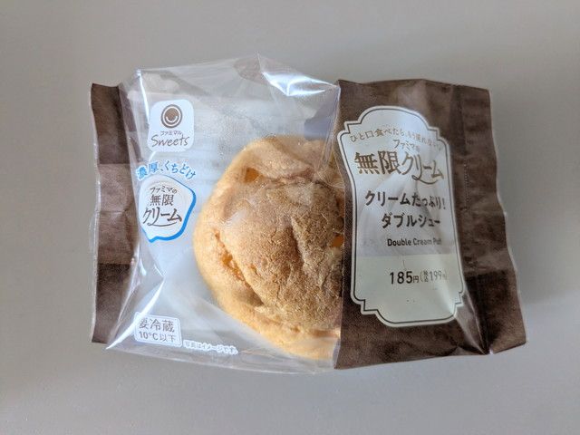 ファミリーマートのクリームたっぷり！ダブルシューのパッケージ