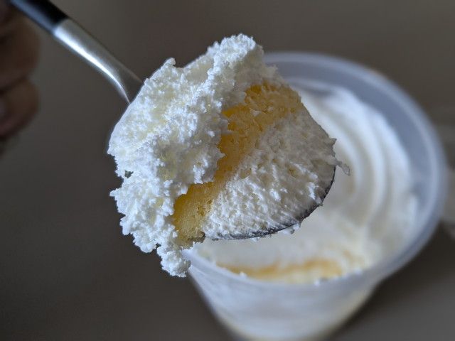 スプーンですくったほぼクリームのケーキ。クリームとスポンジが重なっている