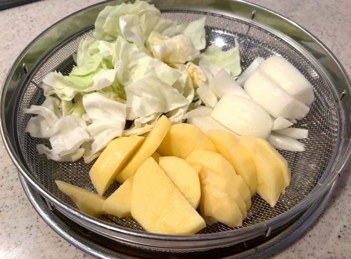 食べやすく切ったキャベツ、じゃがいも、玉ねぎ