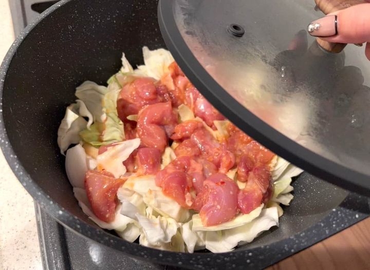 鍋に野菜と鶏肉を重ねた様子