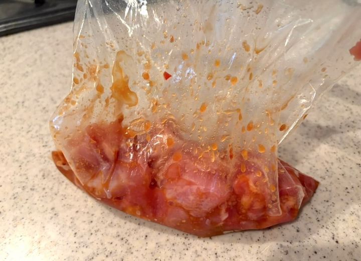 調味料に漬け込んだ鶏もも肉