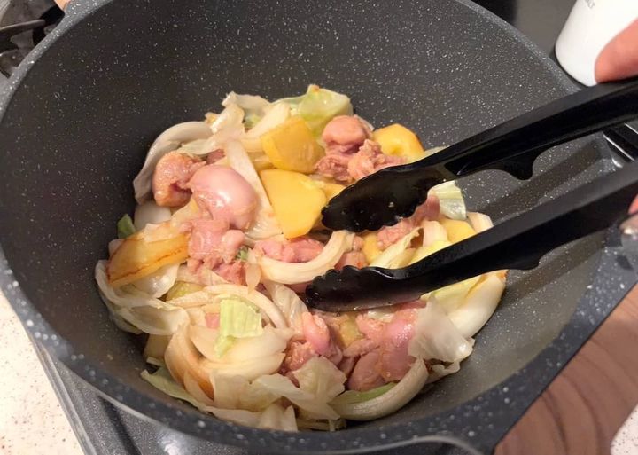炒め合わせた鶏と野菜のタッカルビ風