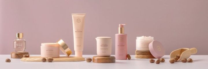 ピンクとゴールドの容器に入ったシア＆ククイシリーズの商品