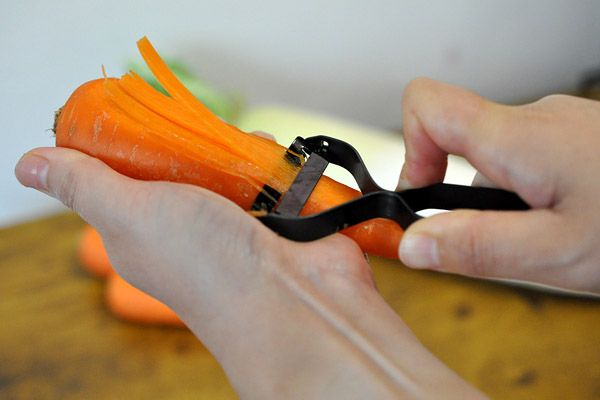 燕三条×鯖江産「チタンブラックスライサー」先行発売！皮むき用と細千切り用の2本