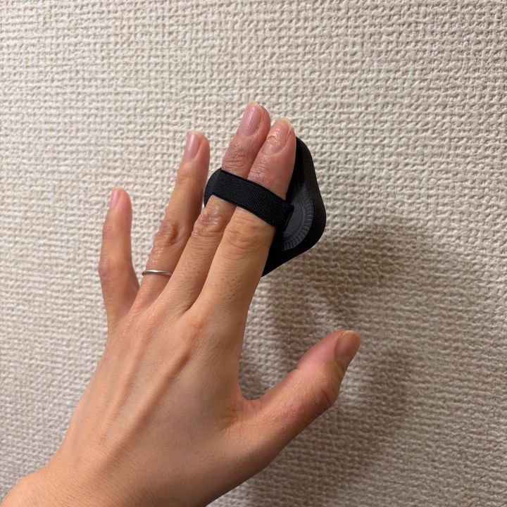 パフのリボンに指を通した様子