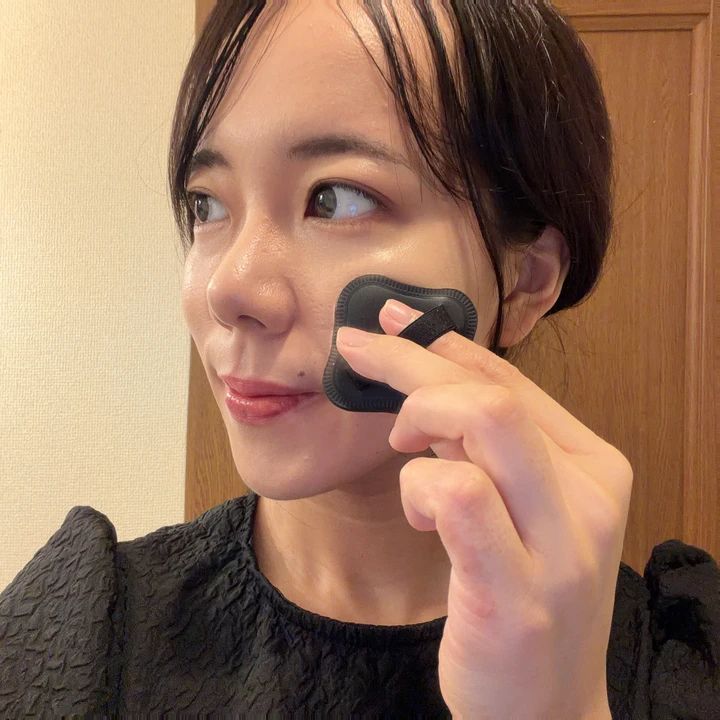 パフでリキッドファンデーションを肌になじませている様子
