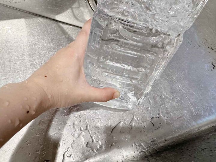 画像3: ペットボトルで簡易水栓を作る方法①