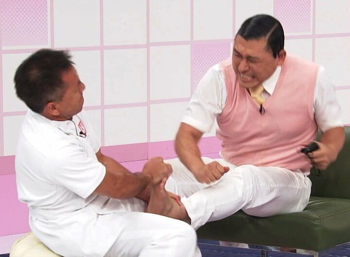 【写真・画像】美脚ジタバタの悶絶劇！“顔面エース”キャバ嬢、激痛足ツボに椅子から転落の大騒ぎ 1枚目