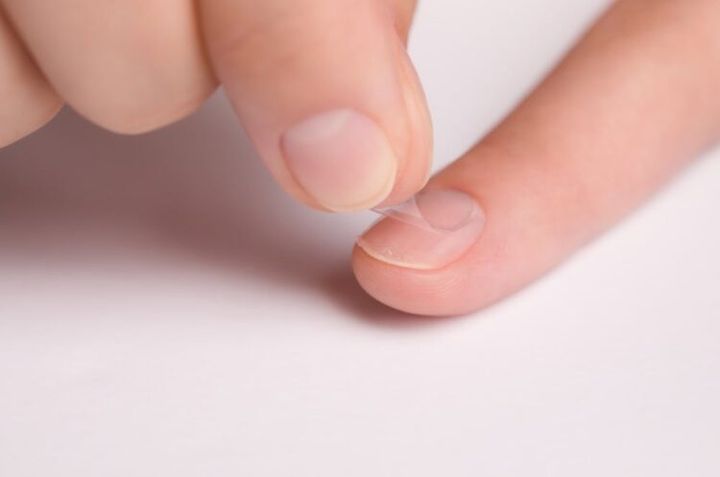 指先にネイルチップを押し当てる装着工程