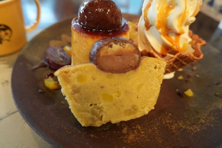 大粒の和栗がのったマーロウの和栗パウンドケーキ
