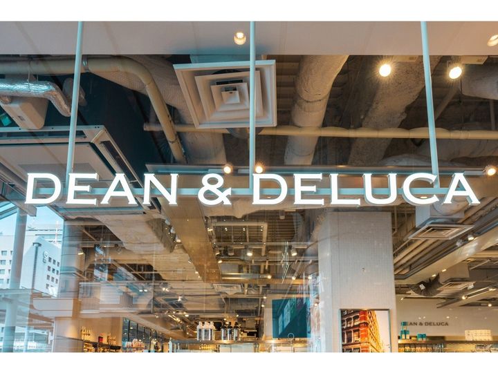 DEAN & DELUCA（ディーン・アンド・デルーカ）から、年始恒例の「冬の福袋 2027 スイーツタイムアソートメント」が登場。先行販売の抽選エントリーも受付中。鮮やかな限定トートとスイーツを詰め合わせたラインナップがSNSの注目を集めており、その魅力を紹介します。（サムネイル出典元：yu_photo / Shutterstock.com）