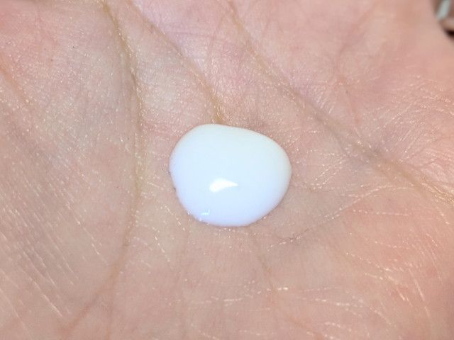 レイント 保湿ケア乳液を手のひらに出した様子