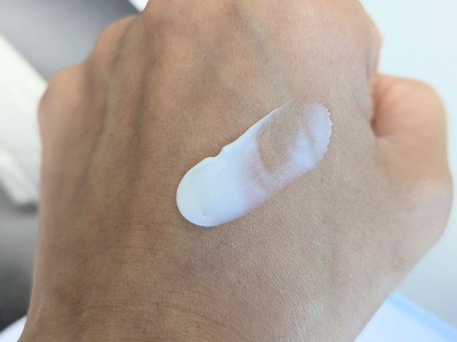 レイント ハンドクリームを手の甲にのせた様子