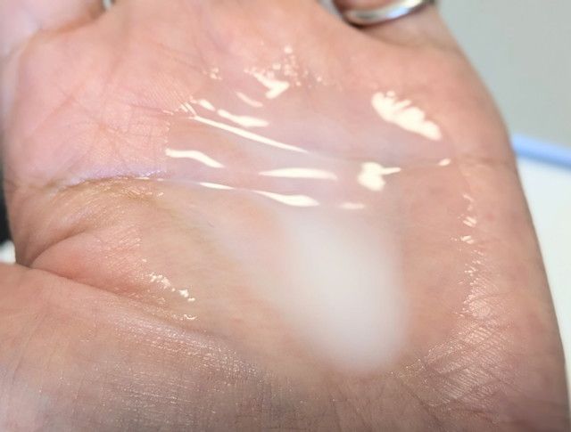 レイント 保湿ケア化粧水を手のひらに出した様子