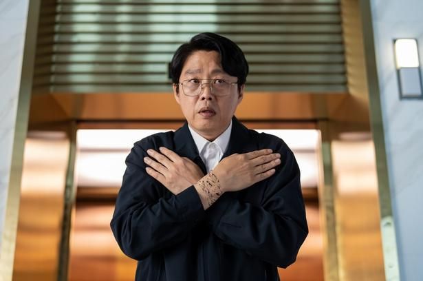 【写真を見る】“バッテリーマン”ことヤクソンを演じたキム・ヒウォン [c] 2025 NEXT ENTERTAINMENT WORLD & ANNAPURNA FILMS. All Rights Reserved.