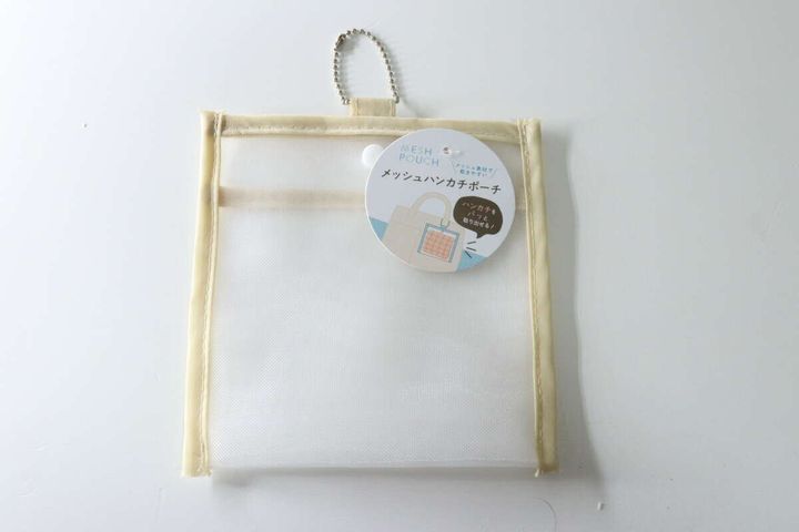 セリアのメッシュハンカチポーチのパッケージ。商品名と説明が書かれている。